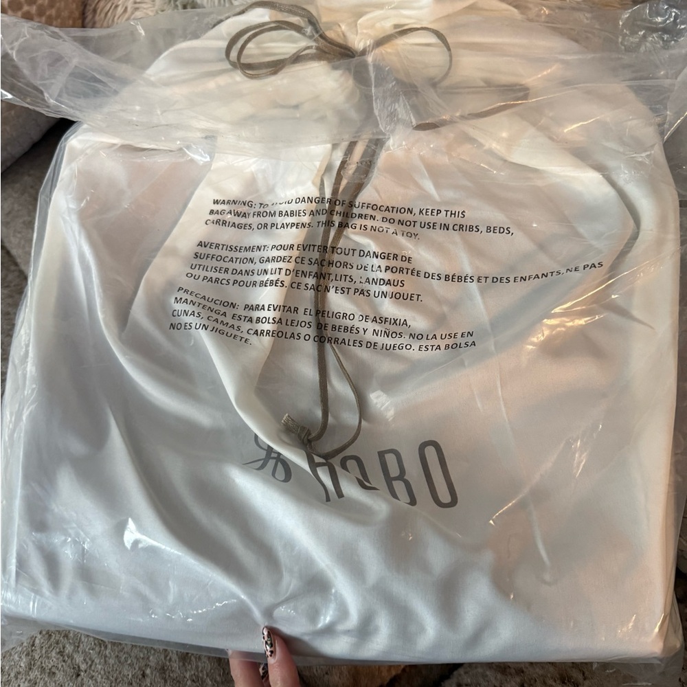 Hobo Shelia Large in Polished Leather -Chocolate
New in Bag - Picture 4 of 4